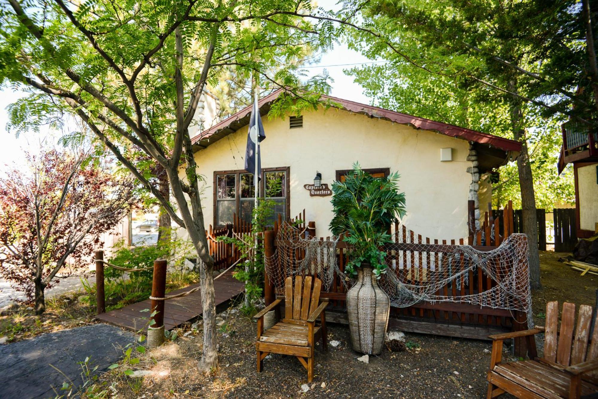 Castle Wood Theme Cottages- Couples Only Біг-Бер-Лейк Екстер'єр фото