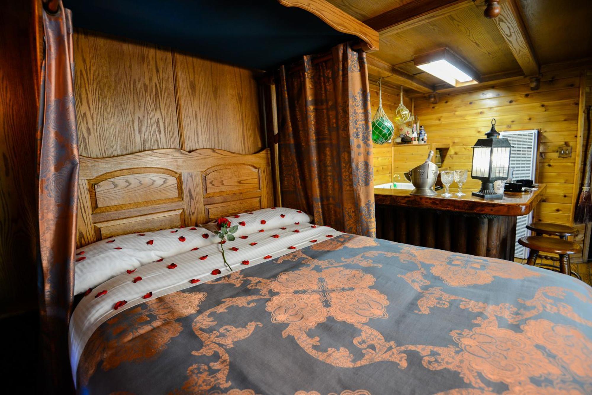 Castle Wood Theme Cottages- Couples Only Біг-Бер-Лейк Екстер'єр фото