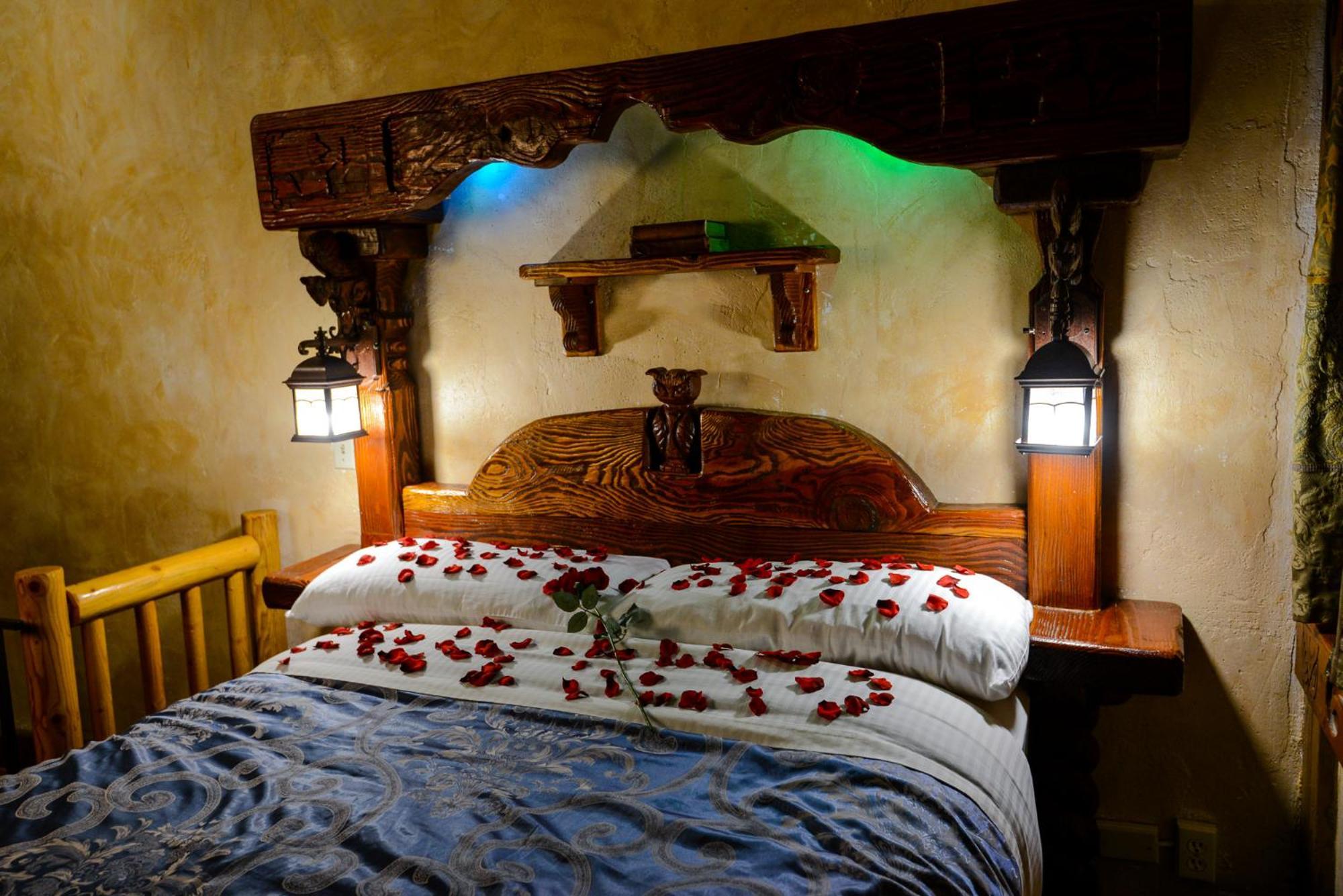 Castle Wood Theme Cottages- Couples Only Біг-Бер-Лейк Екстер'єр фото