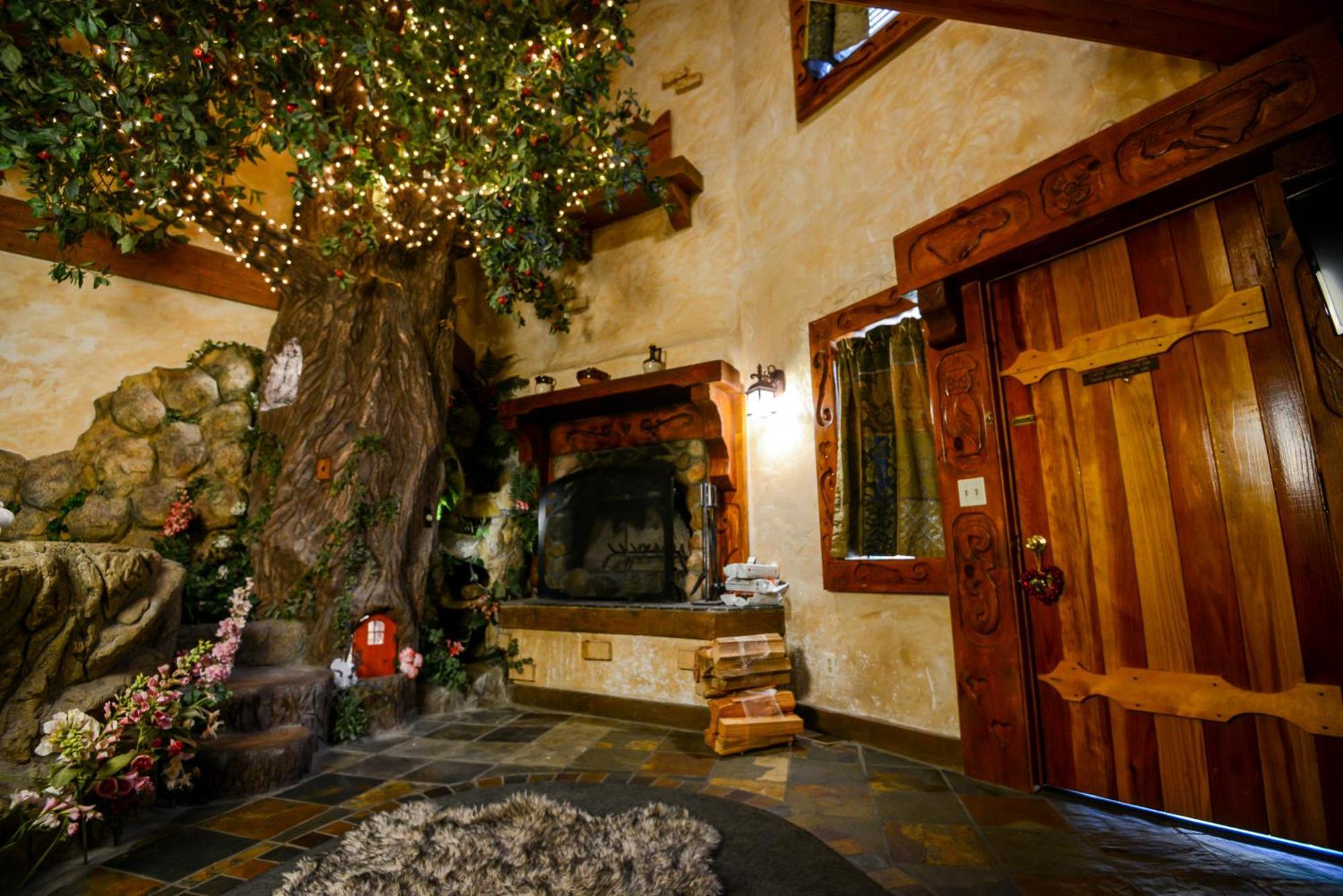 Castle Wood Theme Cottages- Couples Only Біг-Бер-Лейк Екстер'єр фото