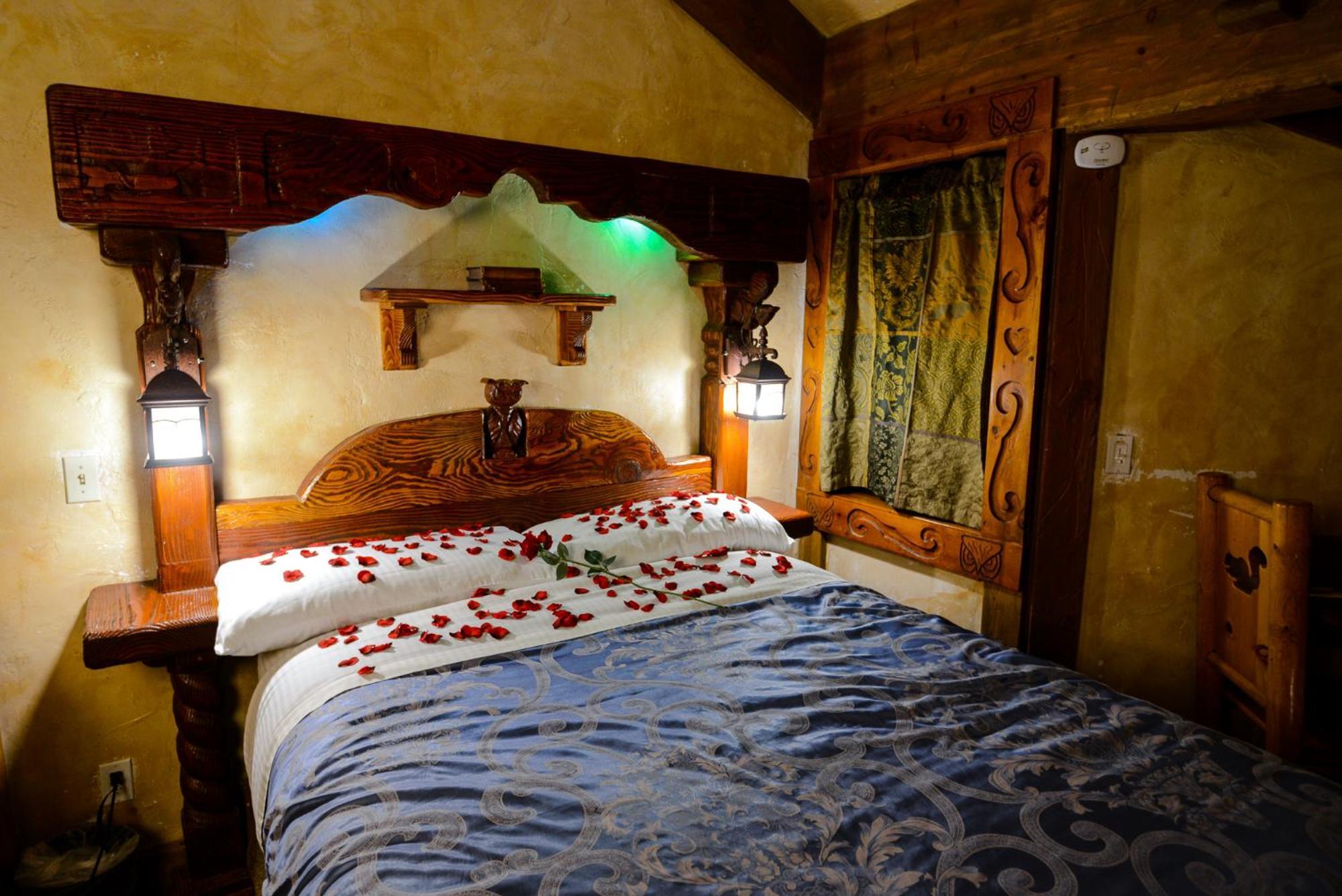 Castle Wood Theme Cottages- Couples Only Біг-Бер-Лейк Екстер'єр фото