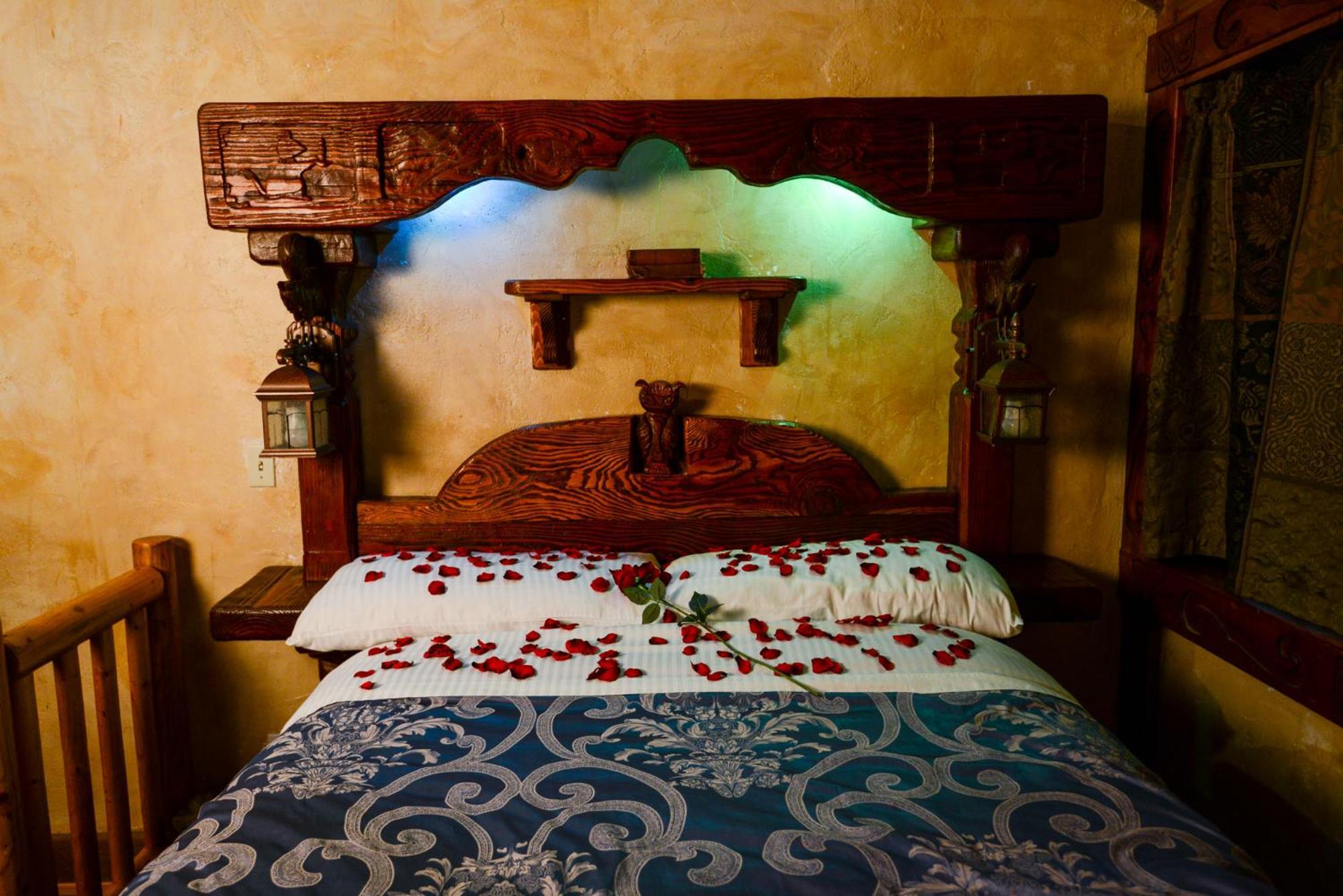 Castle Wood Theme Cottages- Couples Only Біг-Бер-Лейк Екстер'єр фото