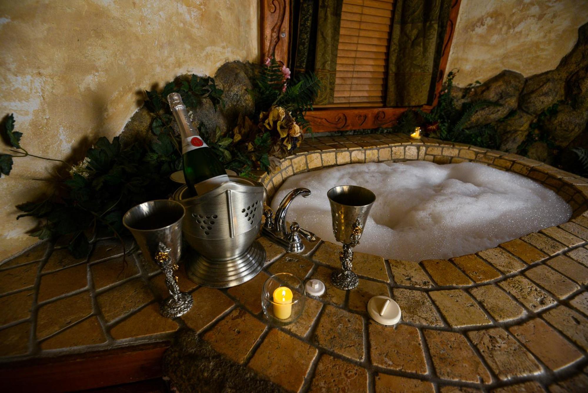 Castle Wood Theme Cottages- Couples Only Біг-Бер-Лейк Екстер'єр фото