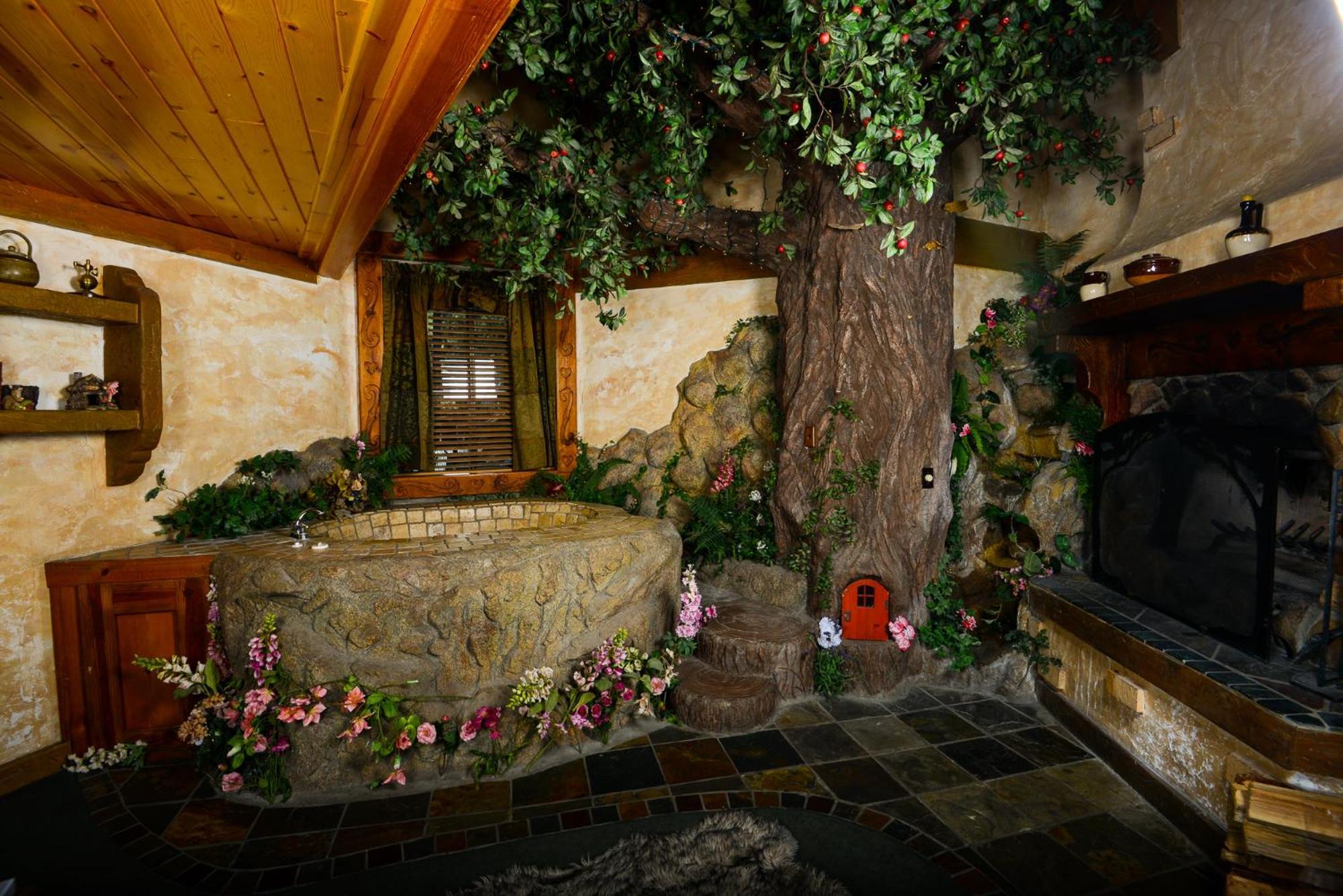 Castle Wood Theme Cottages- Couples Only Біг-Бер-Лейк Екстер'єр фото