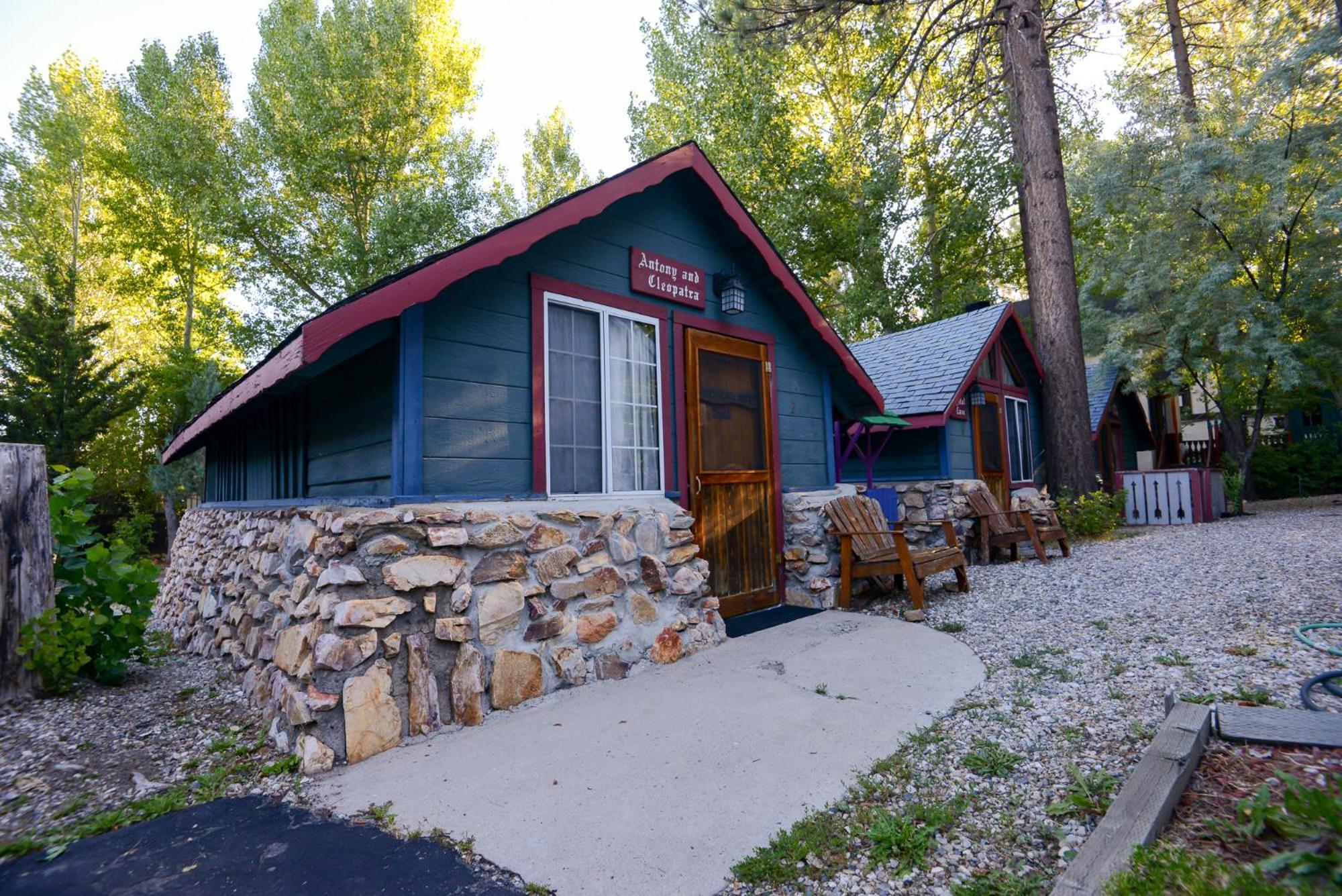 Castle Wood Theme Cottages- Couples Only Біг-Бер-Лейк Екстер'єр фото