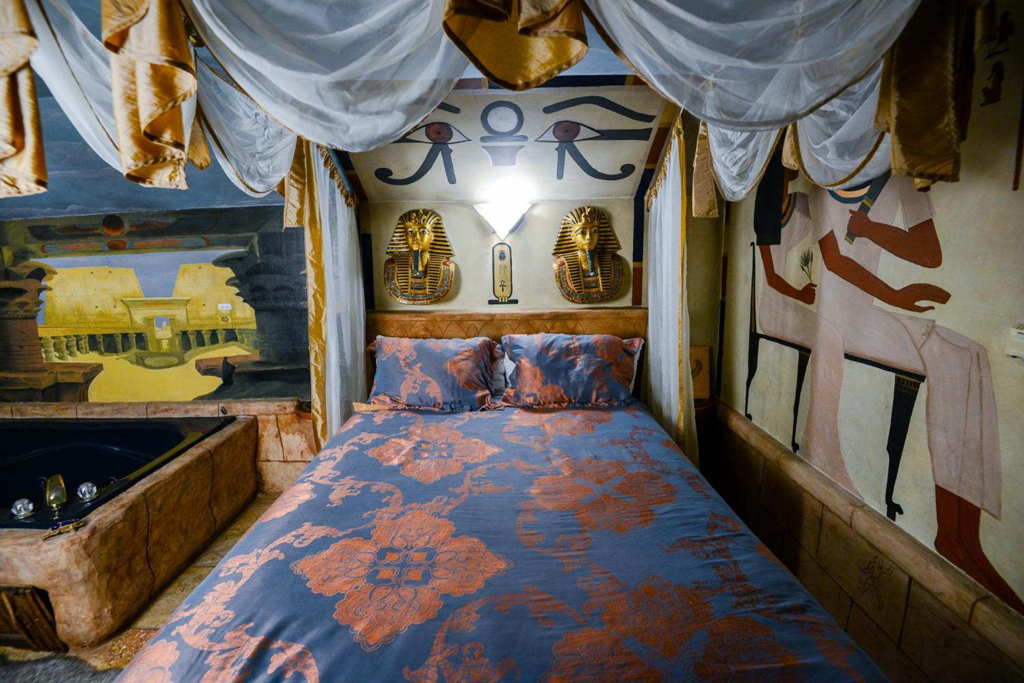 Castle Wood Theme Cottages- Couples Only Біг-Бер-Лейк Екстер'єр фото